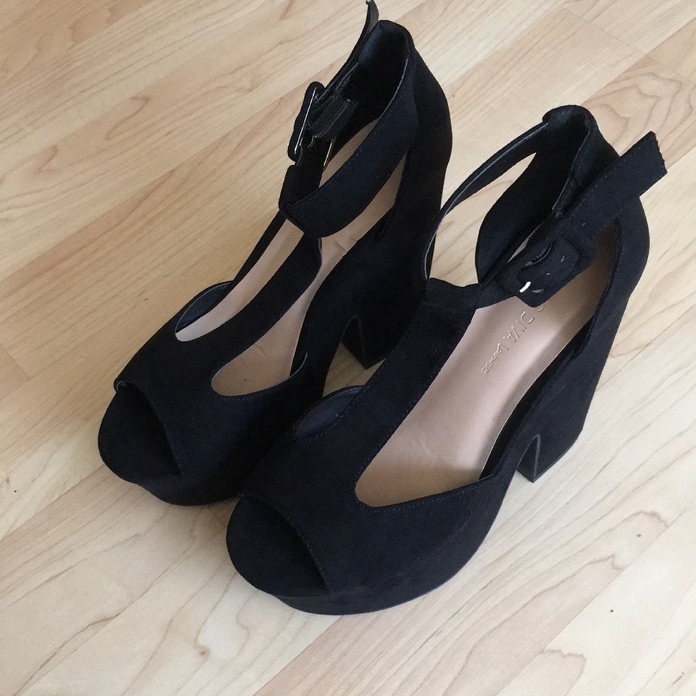 black wedges